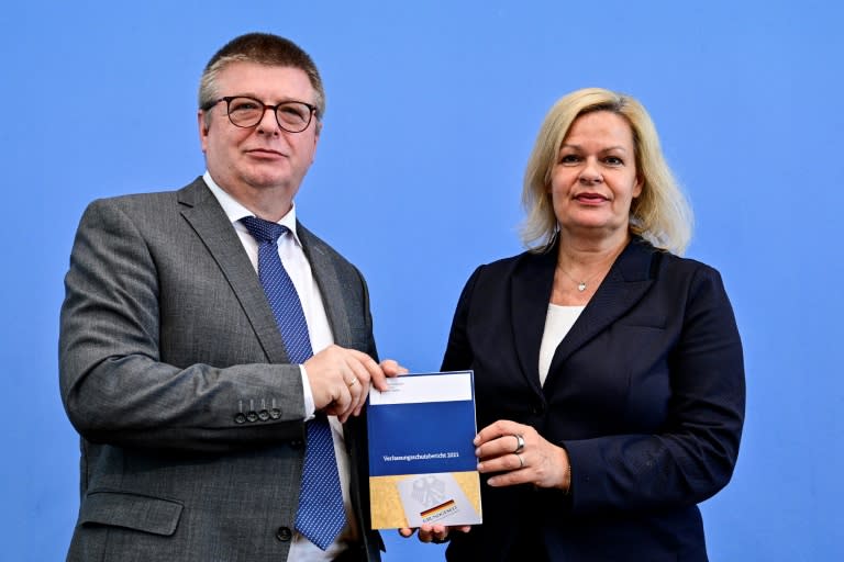 Bundesinnenministerin Nancy Faeser (SPD) und der Präsident des Bundesamts für Verfassungsschutz (BfV), Thomas Haldenwang, stellen am Dienstag den Verfassungsschutzbericht 2023 vor. (John MACDOUGALL)