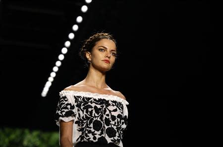 A model presents a creation from Naeem Khan Spring/Summer 2014 collection during New York Fashion Week, September 10, 2013. REUTERS/Joshua Lott