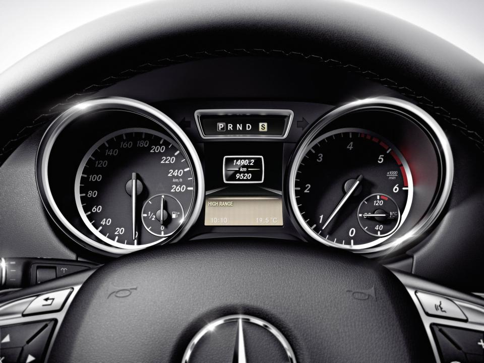 The instrument panel has a TFTcolour display, part of the COMAND Online infotainment system which offers a navigation system with special additional off-road functions, a voice-operated control system and Bluetooth wireless connectivity.