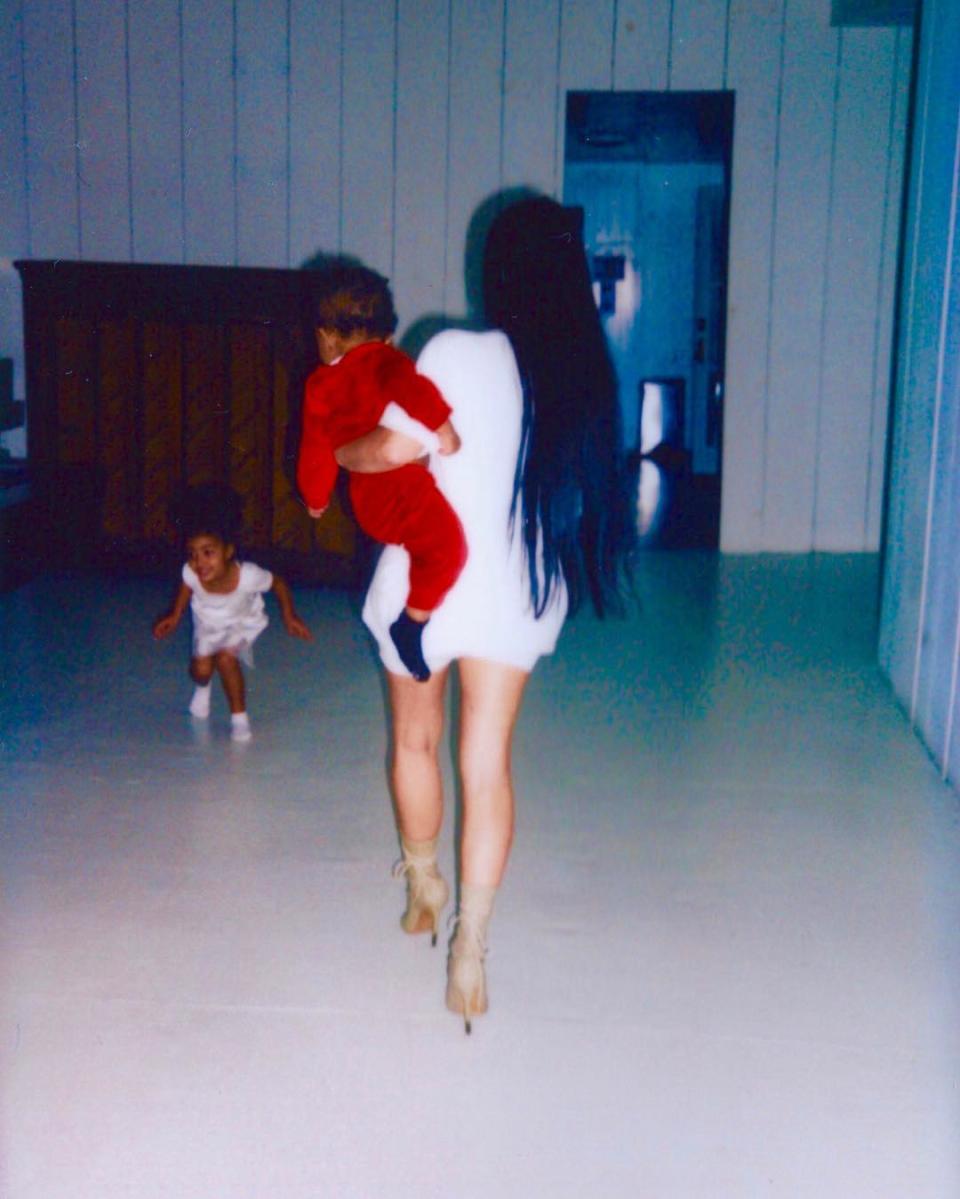 Kim con sus hijos