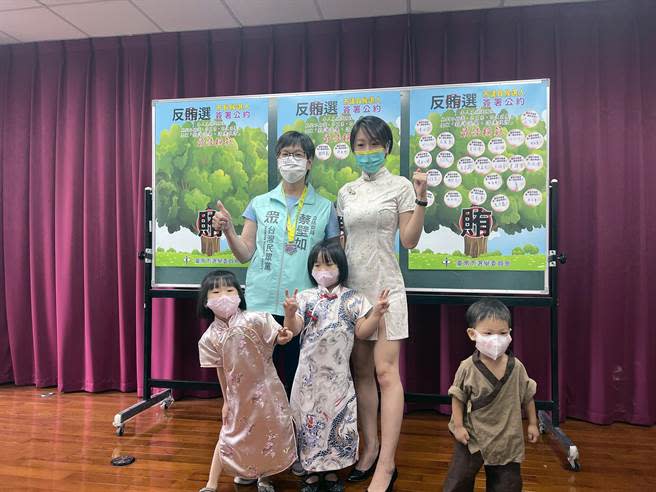 台灣民眾黨提名的台南市議員參選人蔡宛秦身穿旗袍，帶著3名年幼子女前來登記，在會場格外引人注目。（洪榮志攝）