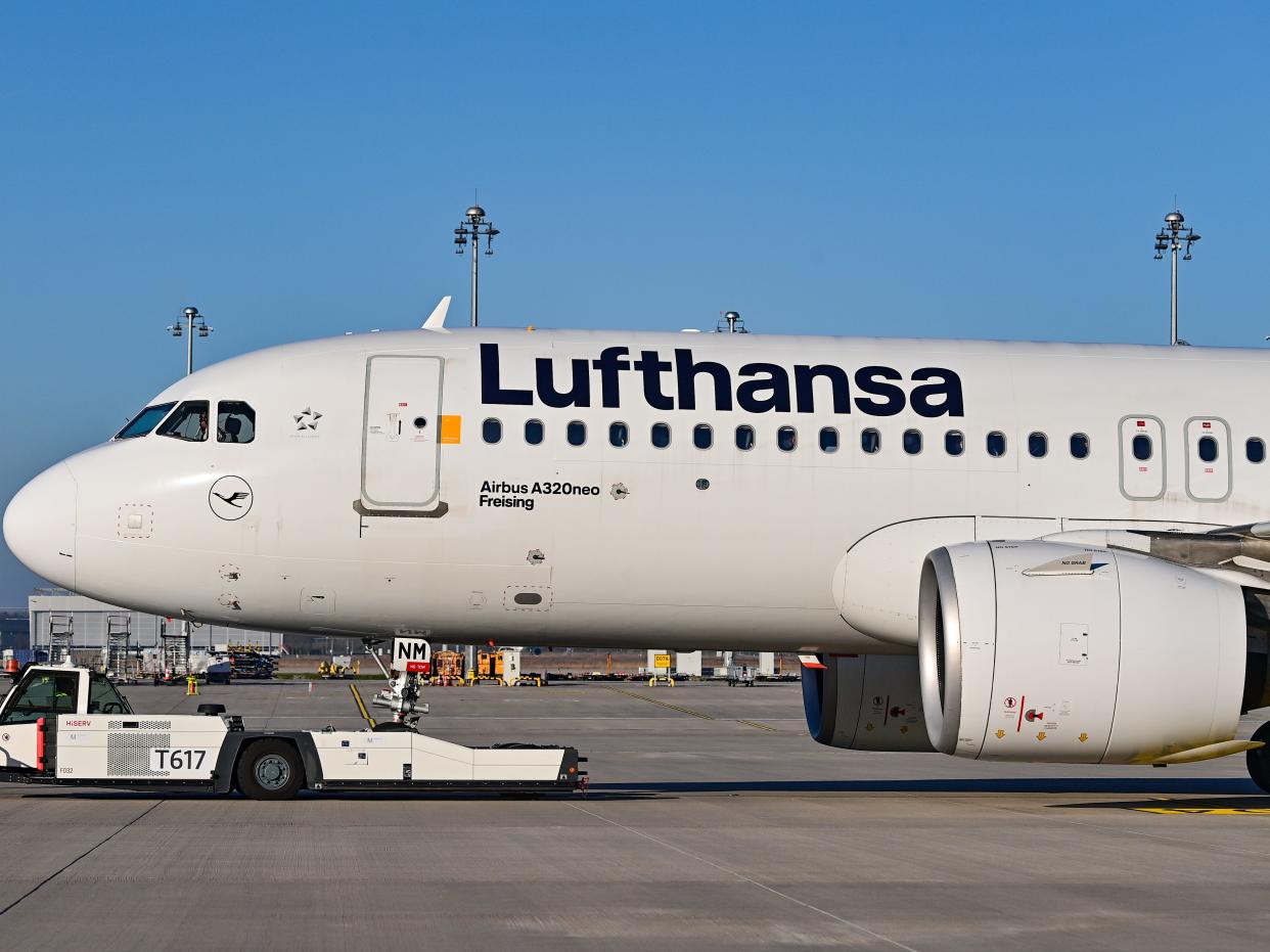 An image of a Lufthansa plane.