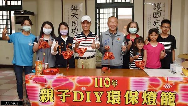 苗栗縣長徐耀昌（中右）在竹南慈裕宮與鄉親一起DIY環保燈籠製作活動。<br /><br />（記者江乾松攝）