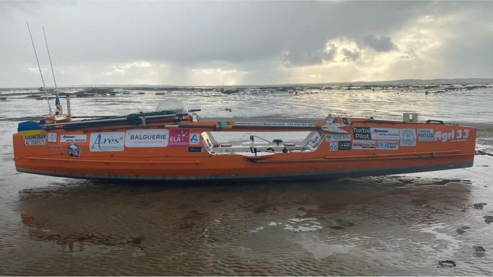 Una foto de la canoa de Jean-Jacques en la playa