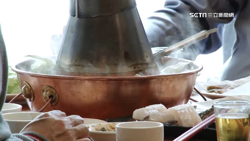 行政院副院長鄭文燦日前表示，希望邀請台中市長盧秀燕一起吃酸菜白肉鍋，力挺台灣豬肉。