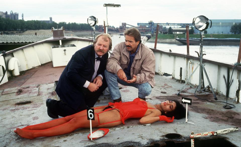 Schimanski konnten die beiden damit allerdings nicht toppen. Der Kult-Kommissar, der erst im Rahmen der "Tatort"-Reihe und dann mit einer eigenen Serie in Duisburg unterwegs war, erzielte im Dezember 1991 eine Einschaltquote von 52,3 Prozent. 16,68 Millionen Zuschauer sahen Götz George dabei zu, wie er seinen letzten "Tatort"-Fall löste. Damals noch an seiner Seite: Eberhard Feik als Kriminalhauptkommissar Christian Thanner. (Bild Copyright: dpa)