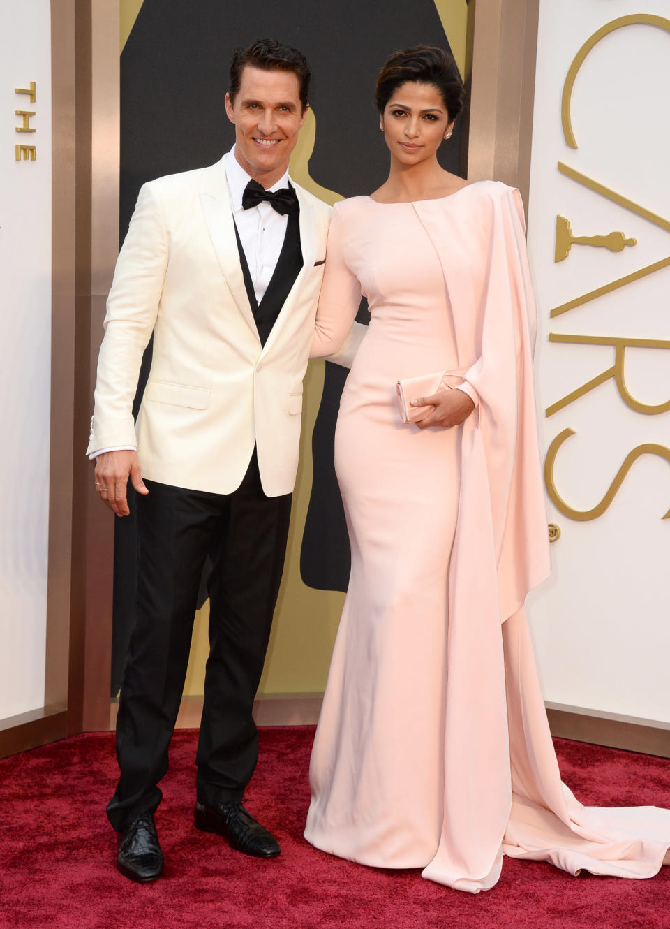 Matthew McConaughey, izquierda, y Camila Alves llegan a los Oscar el domingo 2 de marzo de 2014 en el Teatro Dolby en Los Angeles. (Foto Jordan Strauss/Invision/AP)