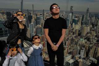 Le 8 avril 2024, à New York (États-Unis). Une famille s’est réunie pour observer l’éclipse.  . Photo Charly TRIBALLEAU/AFP