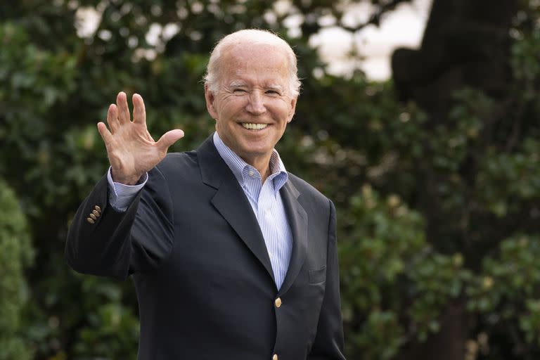 El presiente Joe Biden saluda mientras sale de la Casa Blanca, en Washington, el domingo 7 de agosto de 2022.