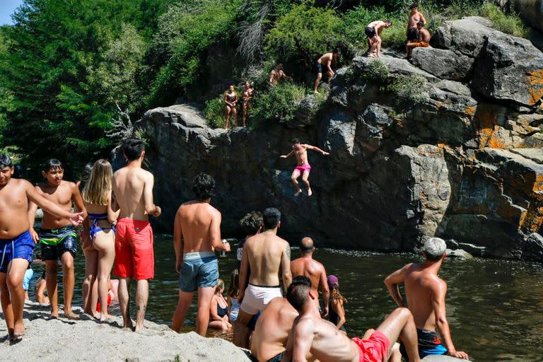 Turistas disfrutan del río en la playa "Miami" en Santa Rosa de Calamuchita, Córdoba