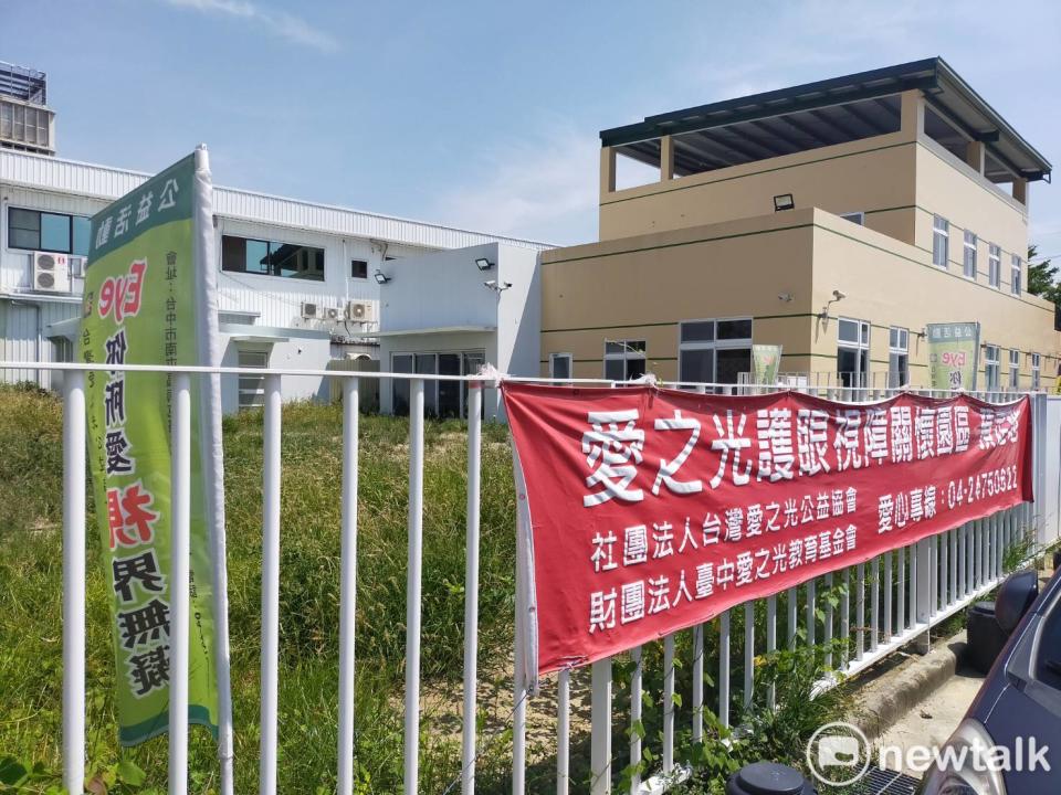 社團法人臺灣愛之光公益協會籌建園區仍有資金缺口，這次販售十大伴手禮精選禮盒，有了50萬元收入可以付款給營建廠商。   唐復年/攝