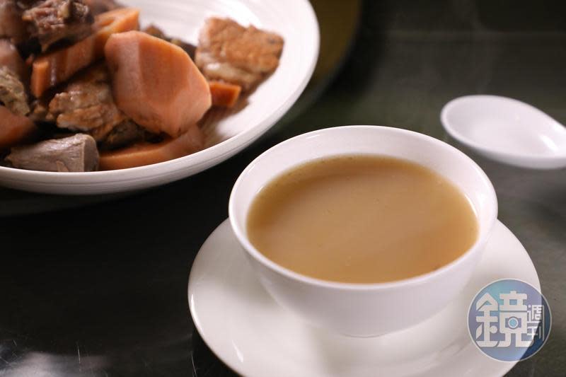 粵菜館子每天會出準備一鍋煲湯，益新的「明火煲例湯」今天是蓮藕瘦肉。