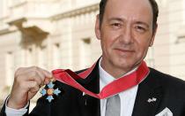 Heute würde man ihn nicht einmal mehr mit der Kneifzange anfassen, damals gehörte er noch zu den angesehensten Persönlichkeiten der Unterhaltungsindustrie: Kevin Spacey, der 2017 nach dem Vorwurf der sexuellen Belästigung zur Persona non grata wurde, empfing den Ritterschlag samt Orden 2010. (Bild: 2010 Getty Images/WPA Pool/Akira Suemori)