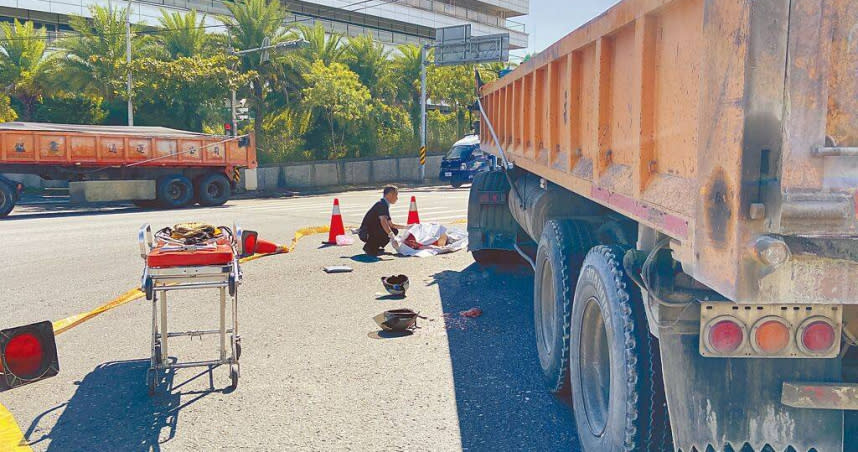 宜蘭縣利澤工業區9日發生一起死亡交通事故，1輛砂石車撞上1輛機車，機車1人現場死亡，另1人急救仍宣告不治，現場血跡斑斑、慘不忍睹。（圖／吳佩蓉攝）