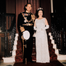 <p>Aux côtés de son mari, le prince Philip, la reine Elizabeth II porte une robe blanche nacrée et des gants assortis. (Photo : Getty Images) </p>