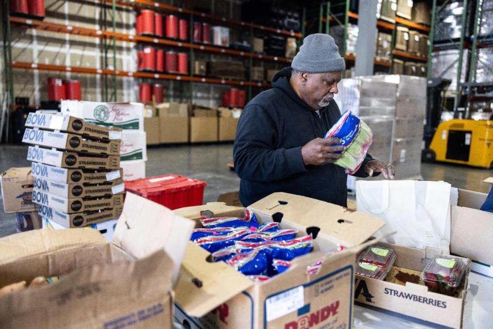 Volunteer Michael Pigford packs a bag of fresh food at the warehouse of the Nourish Up food pantry in Charlotte. Khadejeh Nikouyeh/Knikouyeh@charlotteobserver.com