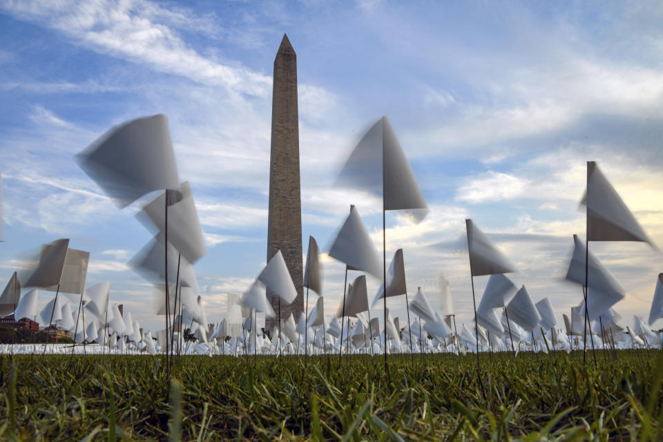 Una instalación realizada el 15 de septiembre de 2021 cubre el National Mall en Washington con más de 660.000 banderas blancas, en honor a las vidas perdidas por el coronavirus en Estados Unidos hasta ese momento. (Kenny Holston/The New York Times)