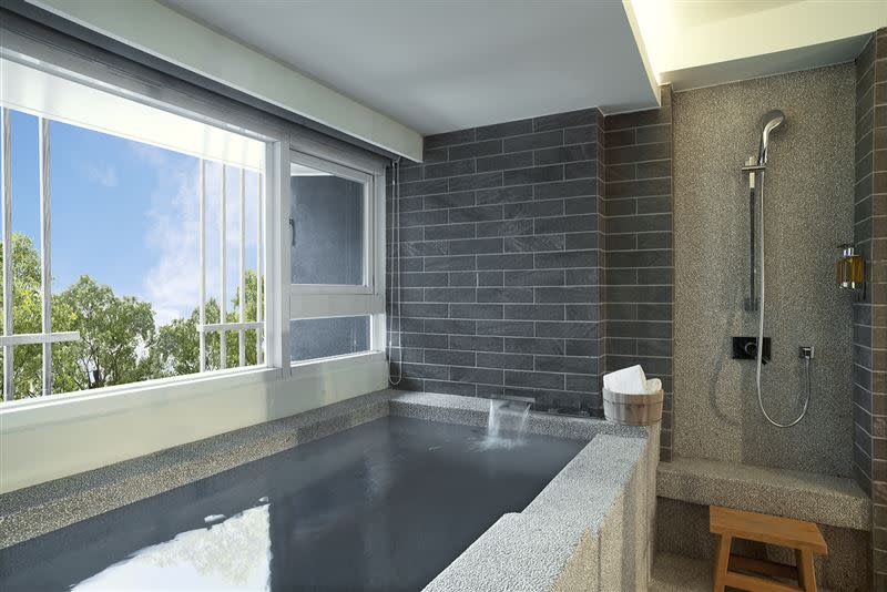 捷絲旅宜蘭礁溪館每間客房都設有超大溫泉浴池。（圖／晶華國際酒店集團提供）
