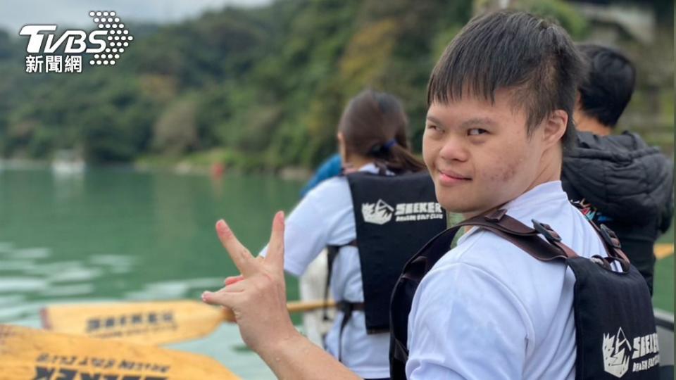 23歲的唐寶寶小鄧，參加龍舟隊，挑戰六月赴荷蘭比賽。（圖／唐氏症關愛者協會）