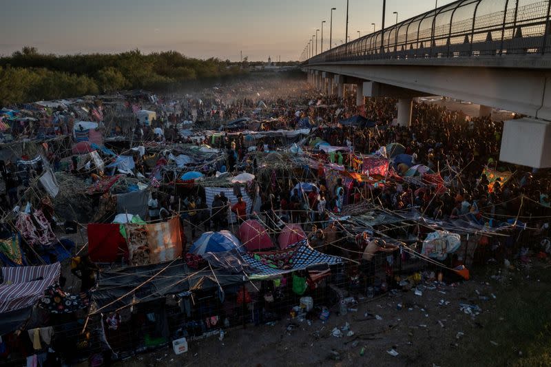 Foto de archivo de inmigrantes instalados en el Puente Internacional Del Rio en Del Rio, Texas