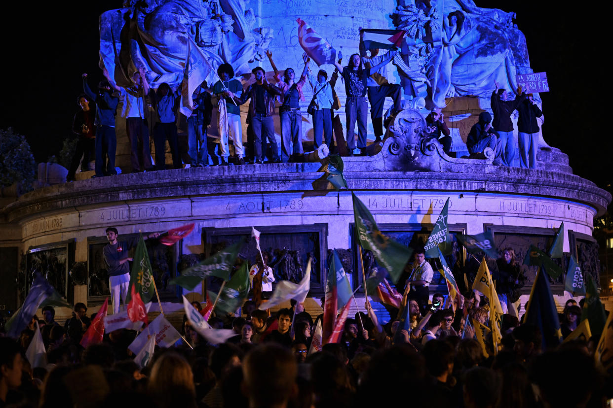 "La jeunesse emmerde le Front national" a été scandé à plusieurs reprises dimanche soir place de la République, après la victoire du RN aux Européennes (Photo by Arnaud FINISTRE / AFP)