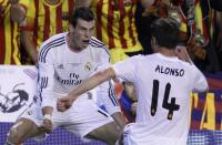 El galés Gareth Bale, del Real Madrid, celebra con Xabi Alonso luego de anotar el segundo gol de su equipo frente al Barcelona en la final de la Copa del Rey, el miércoles 16 de abril de 2014, en Valencia, España (AP Foto/Alberto Saiz)
