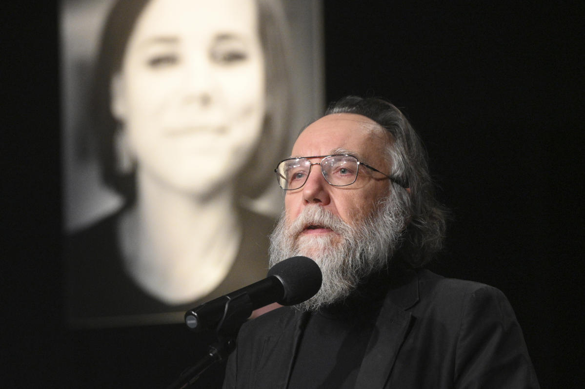 Les personnes en deuil rendent hommage au nationaliste tué dans un attentat à la voiture piégée