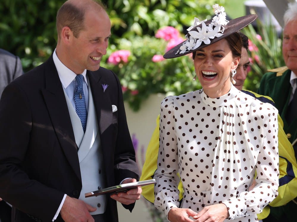 Herzogin Kate, hier neben ihrem Ehemann Prinz William, ist für ihr modisches Händchen bekannt. (Bild: imago images/i Images/Stephen Lock)