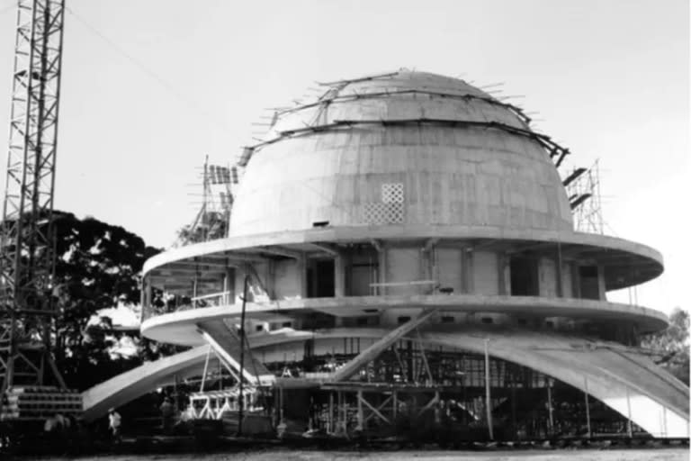 En junio de 1961 se llamó a licitación pública para la construcción del Planetario; en sus cercanías se había jugado al fútbol por primera vez en el país.