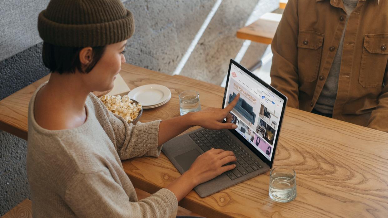  Person using a Windows computer with Microsoft Edge 