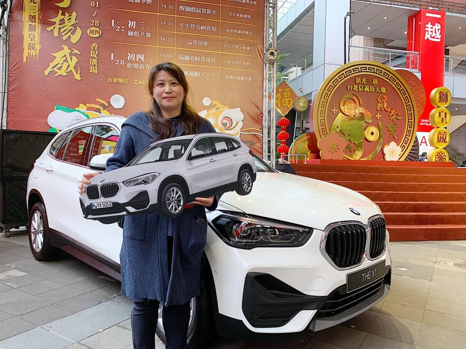 ▲新光三越台北信義新天地今年福袋首獎為價值185萬BMW X1 sDrive 18i豪華休旅車，最後由來自新北市汐止的45歲連小姐獨得。（圖／新光三越提供）