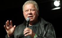 91 und ist kein bisschen leise: William Shatner, den seine Fans als Captain Kirk auf dem "Raumschiff Enterprise" und als Denny Crane in "Boston Legal" ewig lieben werden, tritt unermüdlich bei Events, in Talk Shows und in der Klatschpresse auf. Zuletzt stand er für den italienischen Fantasy-/Sci-Fi-Film "Creators: The Past" vor der Kamera. (Bild: Bennett Raglin/Getty Images for ReedPop)