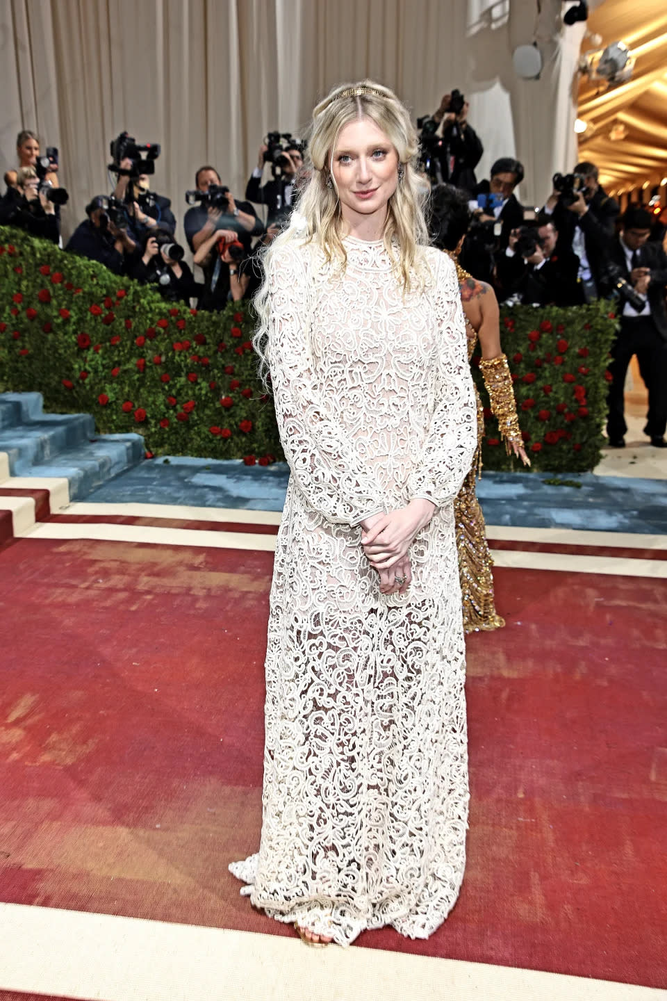 Elizabeth Debicki schreitet bei der Met Gala 2022 zur Eröffnung der Ausstellung „In America: An Anthology of Fashion“ in New York City über den roten Teppich. (Getty Images)