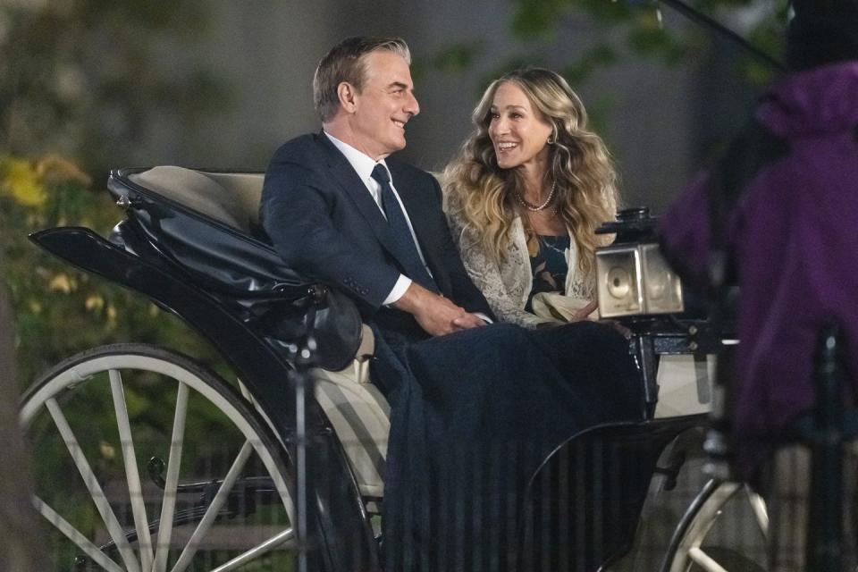 chris noth and sarah jessica parker in a carriage