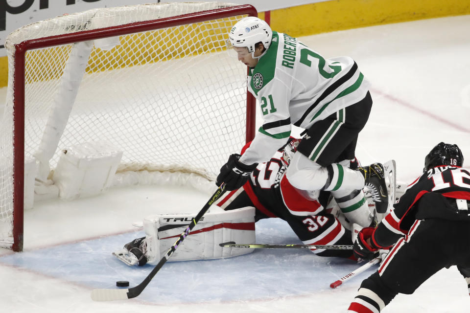 Dallas Stars left wing Jason Robertson (21) scores a goal past Chicago Blackhawks goaltender Kevin Lankinen (32) during the second period of an NHL hockey game Thursday, April 8, 2021, in Chicago. (AP Photo/Jeff Haynes)
