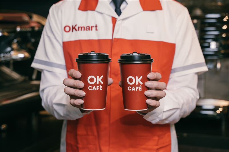 OKmart今（13）天宣布，於3/13限定推出單日限定活動，全台門市大杯莊園級美式/拿鐵第二杯半價（需使用悠遊卡結帳）。（圖／超商業者提供）