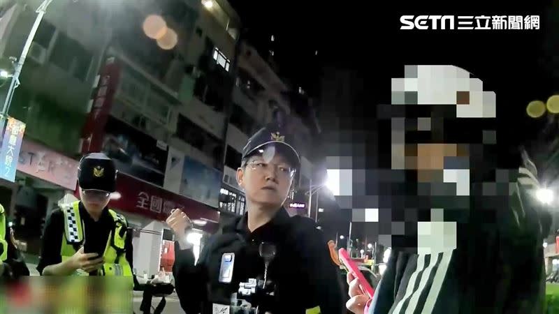 陳男拿出手機對著警方錄影蒐證。（圖／翻攝畫面）