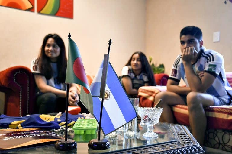La familia Al Razi, Ruma, Rasha y Rad, de origen bangladesí, miraron atentos el partido de la selección argentina en su casa de Avellaneda, Buenos Aires