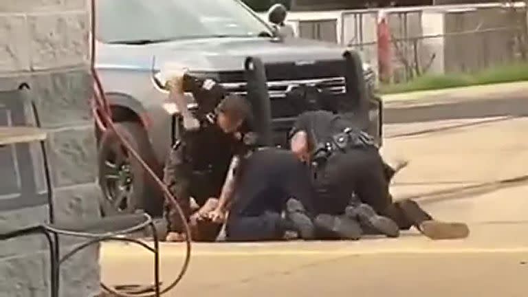 Un grupo de policías en Arkansas, Estados Unidos, arrestaron a un hombre y lo dejaron al borde de la muerte tras una brutal golpiza