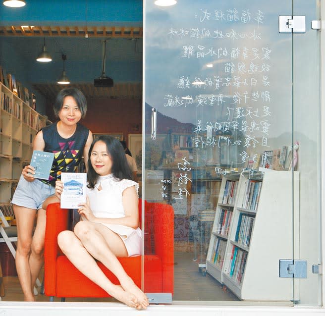 梁秀眉（右），小綠（左）表示，書店陳列勞動議題、社會關懷的書籍，也跟醫院合作經營居家護理所，打造成閱讀與藝術的療癒空間。（陳怡誠攝）