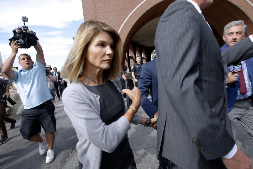 En esta foto del 27 de agosto de 2019, la actriz Lori Loughlin sale de una corte federal en Boston tras una audiencia por el escándalo de sobornos a universidades. Las autoridades dijeron que la actriz se reportó a una prisión federal de California para empezar a cumplir su sentencia de dos meses el