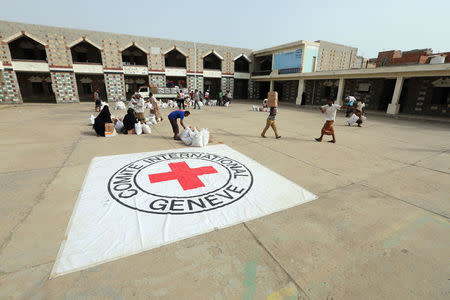 Displaced people receive aid kits distributed by the (ICRC) International Committee of the Red Cross in the war-torn Red Sea port city of Hodeidah, Yemen June 21, 2018. REUTERS/Abduljabbar Zeyad