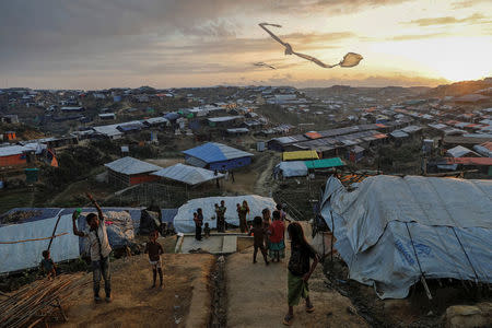 Rohingya refugee children fly improvised kites at the Kutupalong refugee camp near Cox's Bazar, Bangladesh December 10, 2017. REUTERS/Damir Sagolj