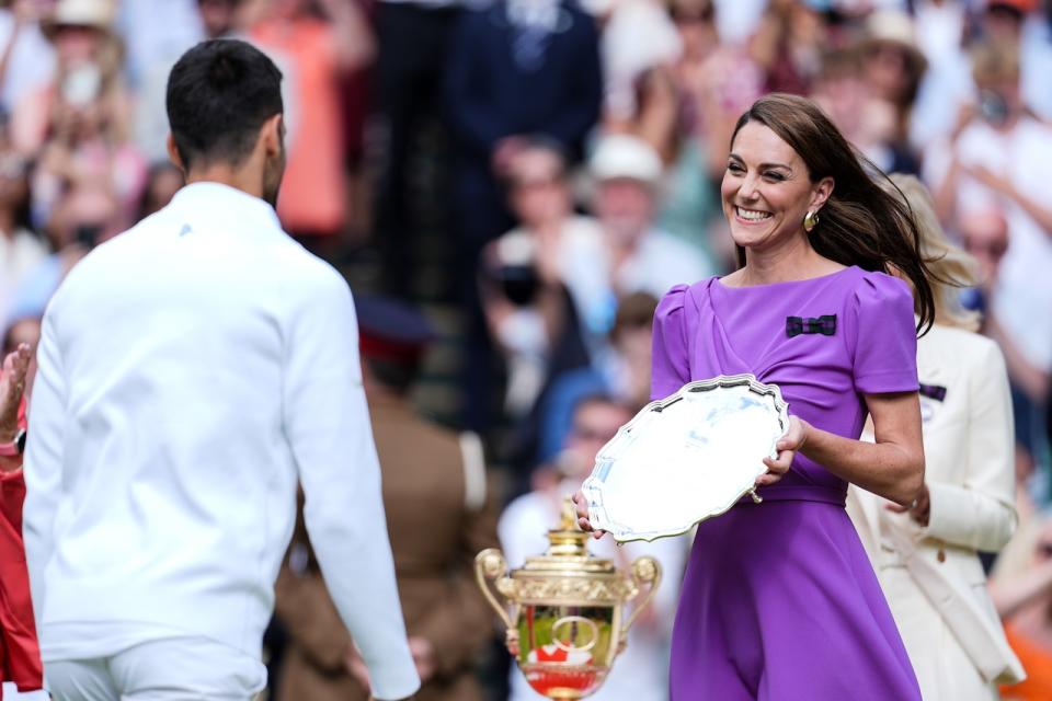 Princess Kate appears at Wimbledon tennis match!She looks good and remains elegant. The purple dress and handbag she wears are also from British brands.