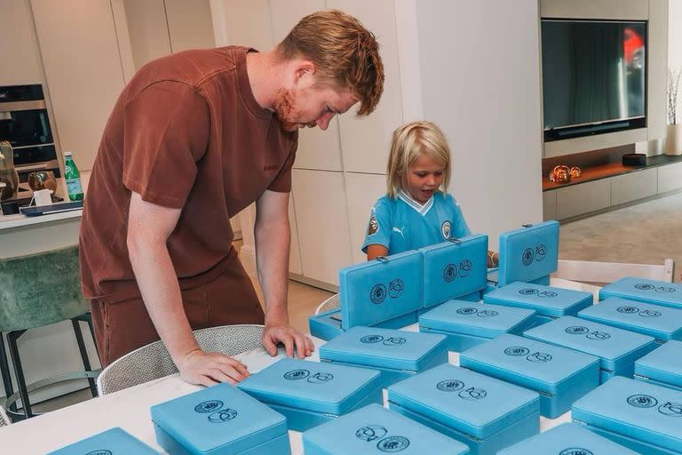 Kevin De Bruyne con todos los regalos que les entregará a sus compañeros