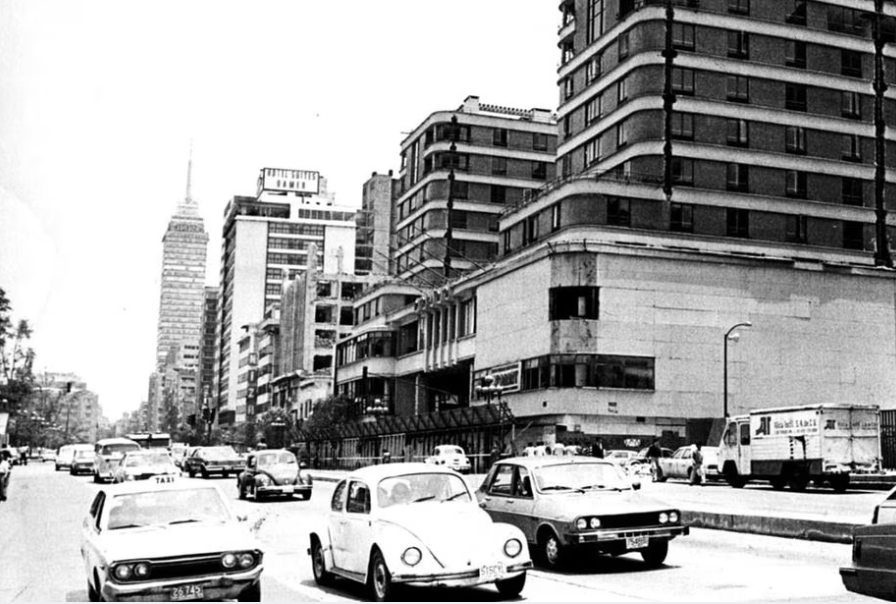 Daños estructurales que sufrió el Hotel del Prado y los trabajos para su posterior demolición. La imagen fue captada en 1986. 