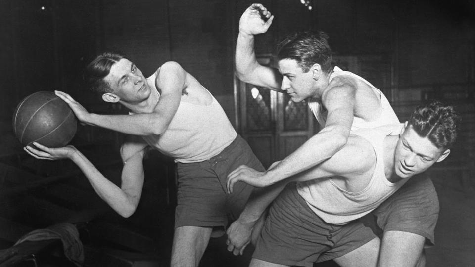 University of Chicago players demonstrating basketball, circa 1910. (Bettmann Archive/Getty Images)