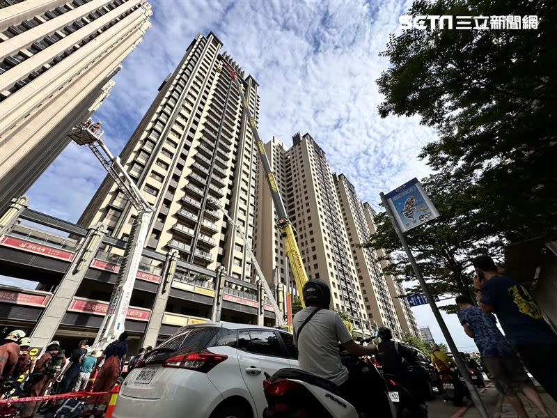 新竹市東區慈雲路「晴空匯」發生火警，2消防員殉職，目前大樓無安全疑慮，但仍有216人待救。（圖／記者羅欣怡攝影）