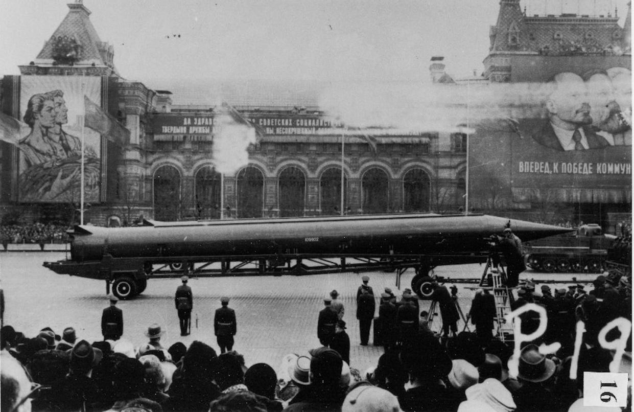 Misil balístico soviético de medio alcance R-12 (como los emplazados en Cuba durante la crisis de los misiles), durante un desfile en la Plaza Roja de Moscú el 1 de mayo de 1965. <a href="https://commons.wikimedia.org/wiki/File:Soviet-R-12-nuclear-ballistic_missile.jpg" rel="nofollow noopener" target="_blank" data-ylk="slk:Wikimedia Commons / CIA;elm:context_link;itc:0;sec:content-canvas" class="link ">Wikimedia Commons / CIA</a>