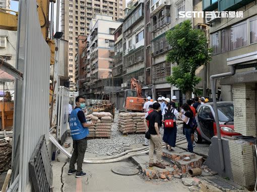 土木技師公會人員今天陪同住戶一同會勘屋內狀況。（圖／資料畫面）